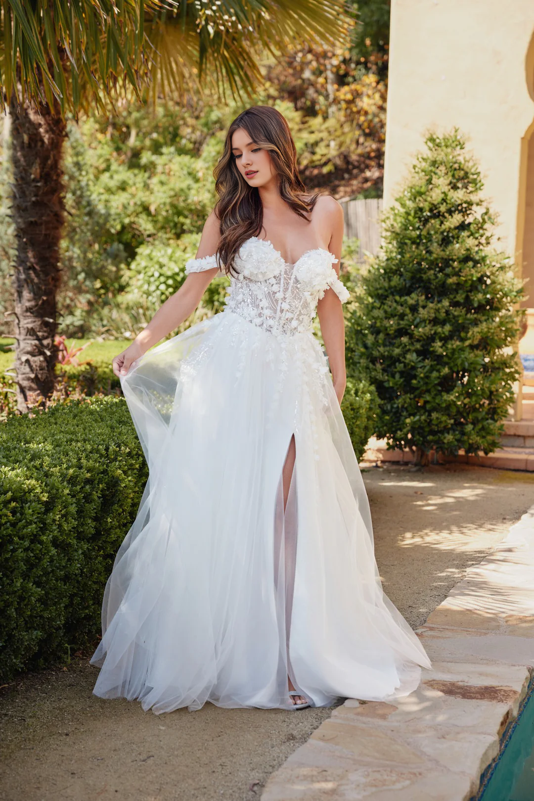 Abito da sposa lungo con corsetto stretto e spalle scoperte, con decalcomania floreale 3D